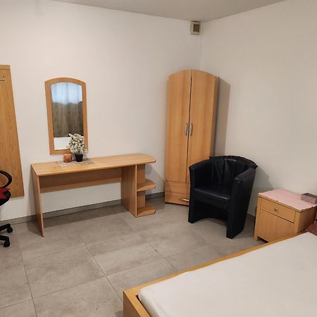 Halle, Top -Preise, 79 Qm Sd Fewo, Eg, Wahlweise Mit 1- 3 Dz, Tv Lounge, Kueche, Bad Wc Einfach Und Gut, Langzeitmieter Vb Preise Halle  Buitenkant foto