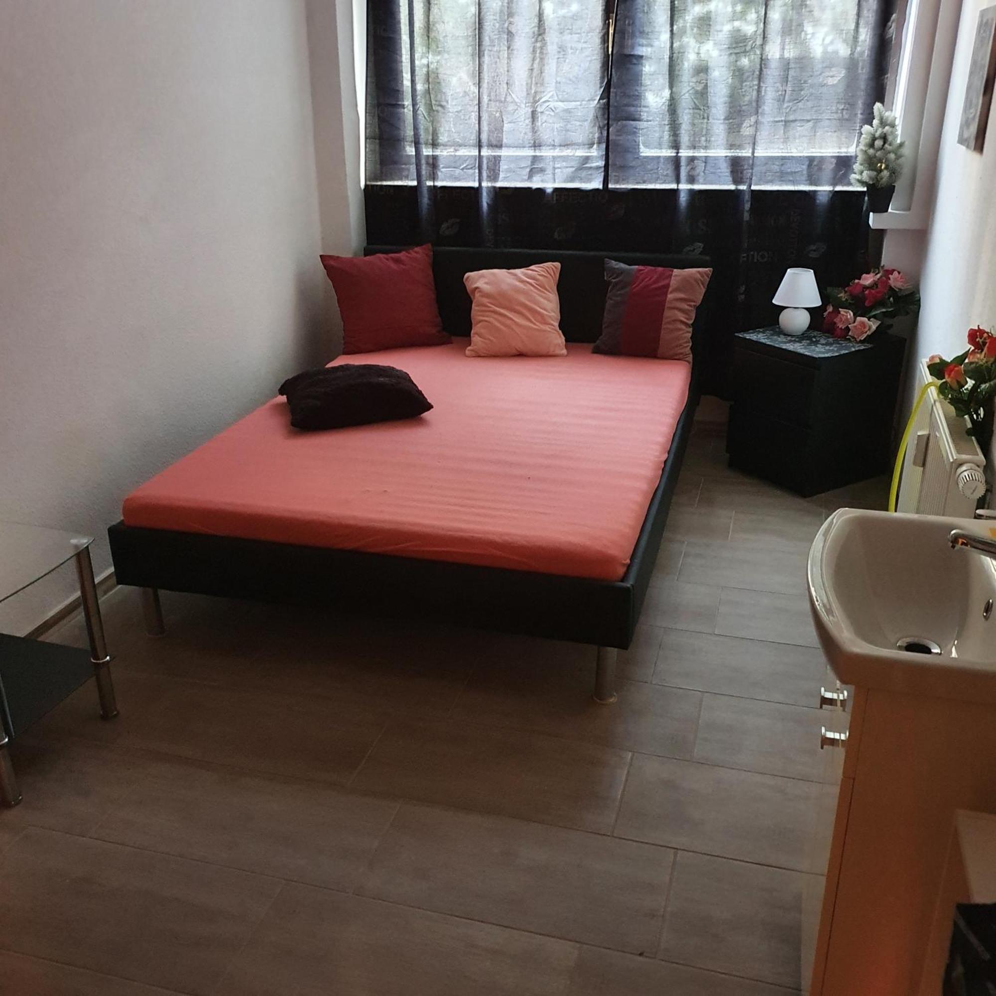 Halle, Top -Preise, 79 Qm Sd Fewo, Eg, Wahlweise Mit 1- 3 Dz, Tv Lounge, Kueche, Bad Wc Einfach Und Gut, Langzeitmieter Vb Preise Halle  Buitenkant foto